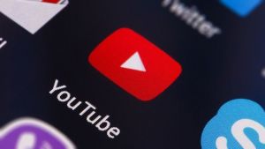 Gyíkemberes konspirációs videókat javasolt a gyerekeknek a YouTube