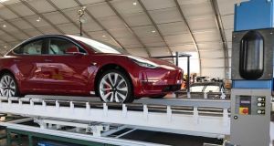 Sátoros gyártósorokon készülnek majd a Tesla Model 3 autók