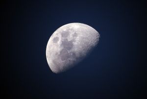 Még mindig a Hold körül keringhet az Apollo 11 felszállóegysége
