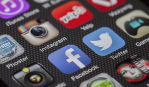 Hívásnaplók és szöveges beszélgetések gyűjtése miatt perelik a Facebookot
