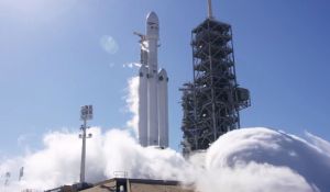 Túl van a ’hold-down’ teszten a Falcon Heavy rakéta